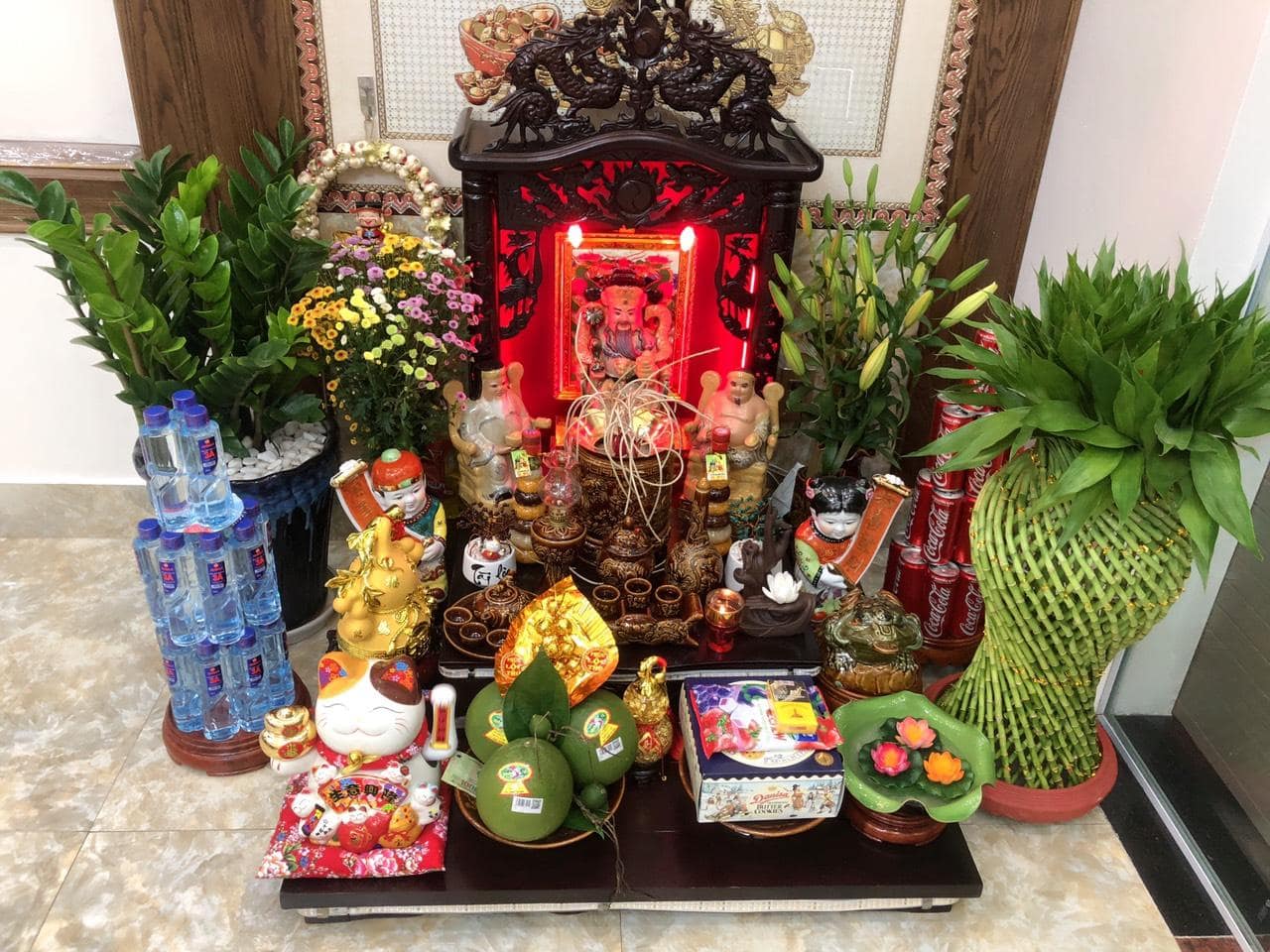 Nên đặt cây kim tiền trên bàn thờ Thần Tài để tăng cường vận may tài chính và hỗ trợ buôn bán phát đạt