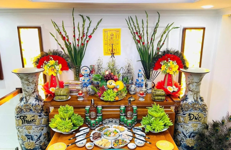 Trên bàn thờ gia tiên nên dùng hoa tươi hoặc cây nhẹ nhàng thay vì cây kim tiền
